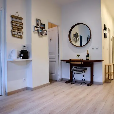 Boutique Center 3 Min Walk , Free Parking