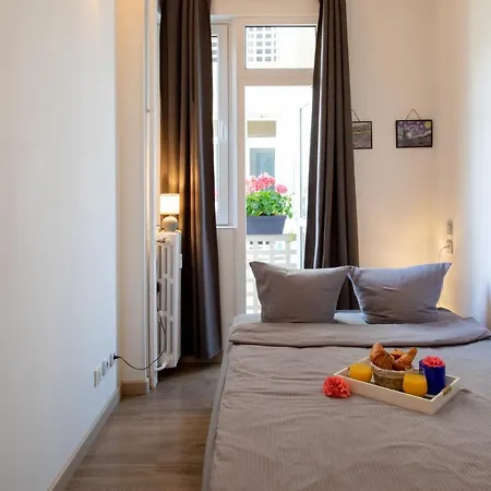 Boutique Center 3 Min Walk , Free Parking