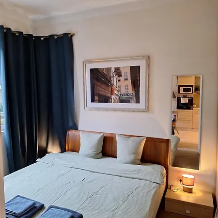Boutique Center 3 Min Walk , Free Parking *