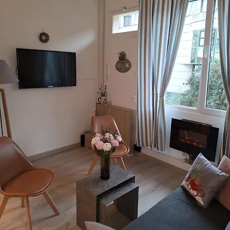 Boutique Center 3 Min Walk , Free Parking